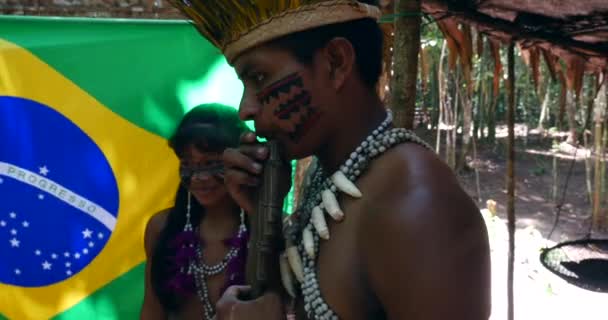 Inheemse Braziliaanse spelen houten fluit — Stockvideo