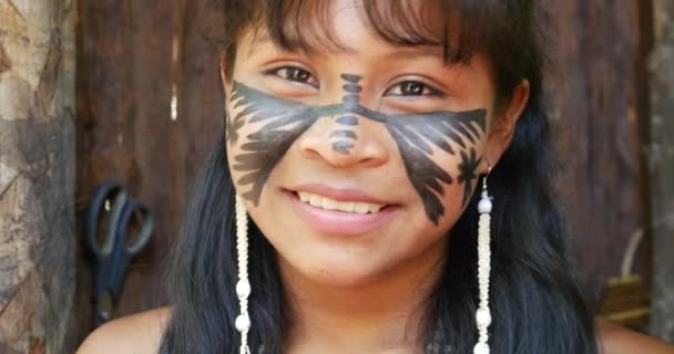 Menina brasileira nativa em uma tribo indígena na Amazônia — Vídeo de Stock