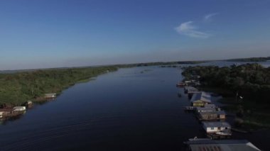 Manaus evlerde yüzen