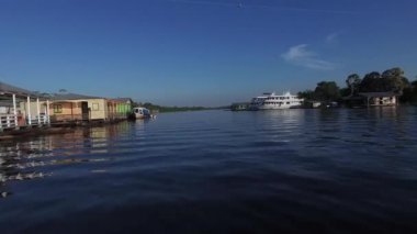 Manaus evlerde yüzen