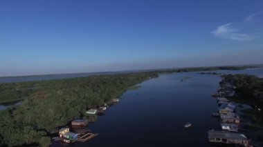 Manaus evlerde yüzen