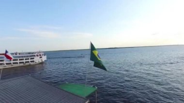 Brezilya Manaus bağlantı noktası bayrağı sallayarak