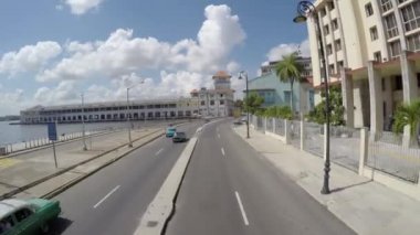 Ünlü Malecón caddede sürüş