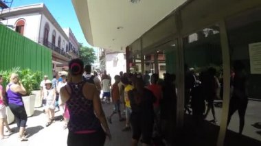 İnsanlar eski Havana sokakta yürürken, insanlar