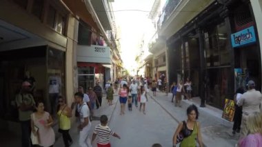 İnsanlar eski Havana sokakta yürürken, insanlar
