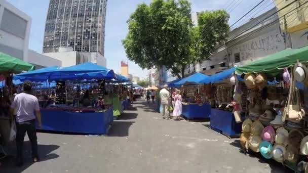 Les gens au marché local dans la rue — Video
