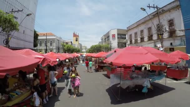 Gente en el mercado local en la calle — Vídeos de Stock