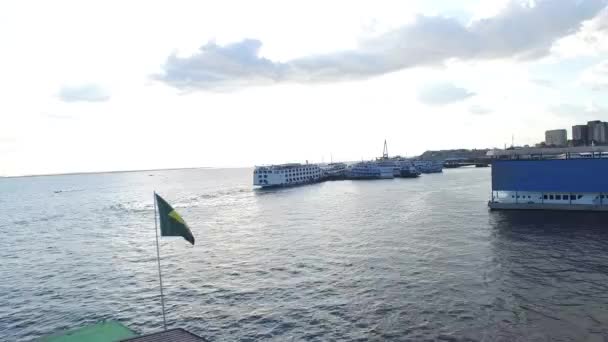 Brazylia macha flagą na port z Manaus — Wideo stockowe