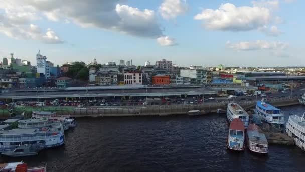 Brasil ondeando bandera en el puerto de Manaus — Vídeo de stock