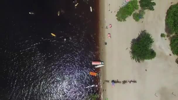 Osób korzystających na plaży w Amazon — Wideo stockowe