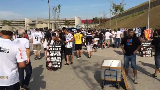 Futbol taraftarları stadyuma gidiyor — Stok video