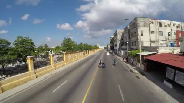 Conduire le long du cimetière Santa Ifigenia — Video