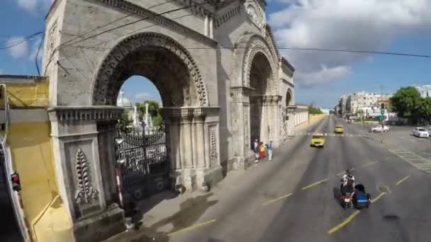 Condução ao longo do cemitério Santa Ifigenia — Vídeo de Stock