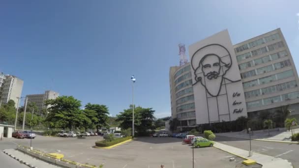 Building with the image of Che Guevara at Plaza — Stock Video
