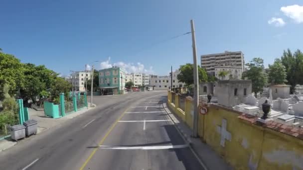 Conducción en La Habana Vieja, Cuba — Vídeo de stock