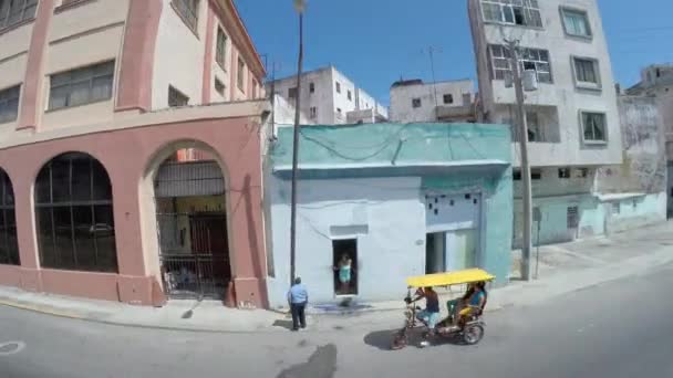 Guidare a L'Avana Vecchia, Cuba — Video Stock