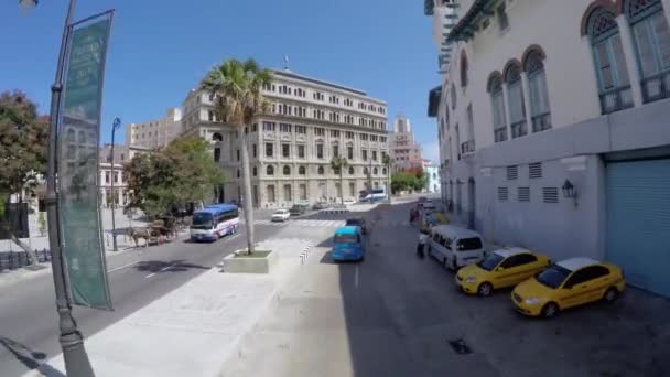 Conducción en La Habana Vieja, Cuba — Vídeo de stock