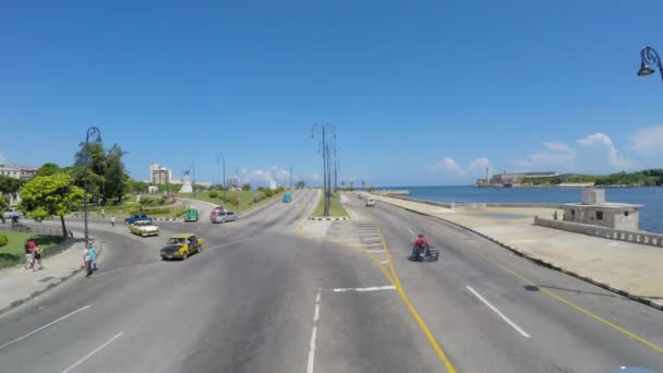 Jízdy v proslulé Avenue Malecon — Stock video