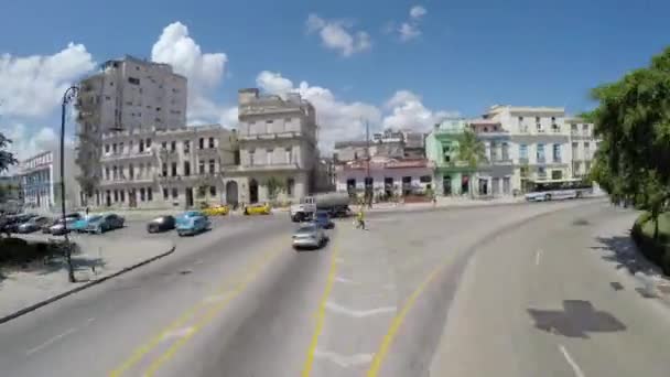 Conducción en La Habana Vieja, Cuba — Vídeo de stock