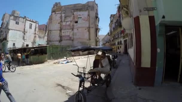 Vandrar i ett fattigt gatan i Gamla Havanna — Stockvideo