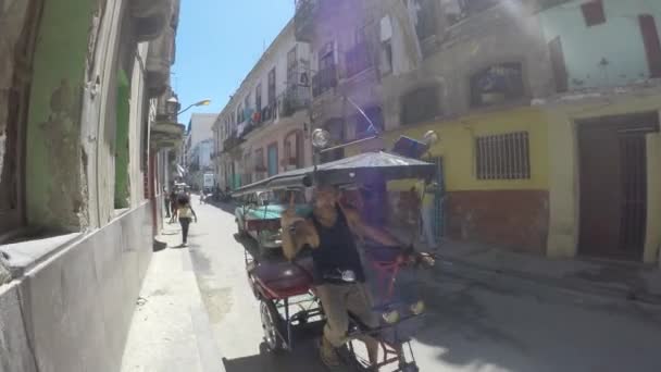 Chodzenie przy ulicy ubogich w starej Hawanie — Wideo stockowe