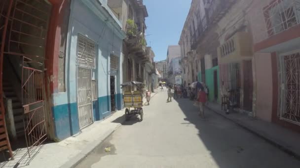 Caminando en una calle pobre de La Habana Vieja — Vídeo de stock