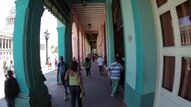 Gente caminando por la calle en La Habana Vieja — Vídeo de stock