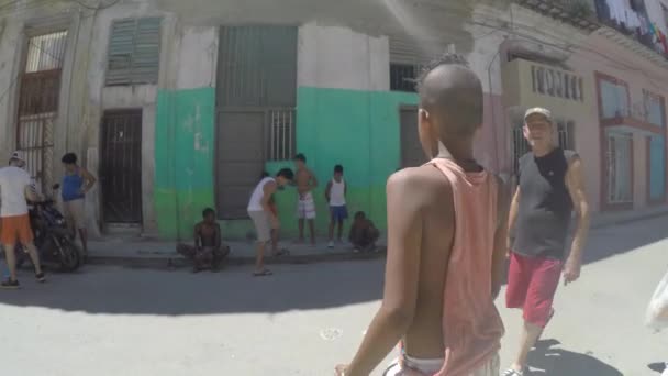 Caras jogando berlindes em uma rua pobre — Vídeo de Stock