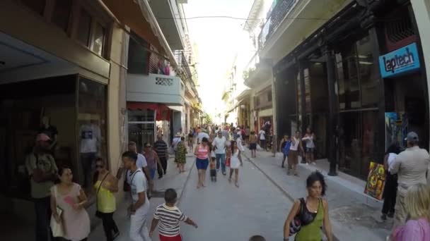 Gente caminando por la calle en La Habana Vieja — Vídeo de stock