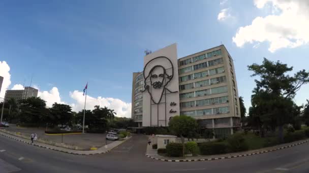 Building with the image of Che Guevara at Plaza — Stock Video
