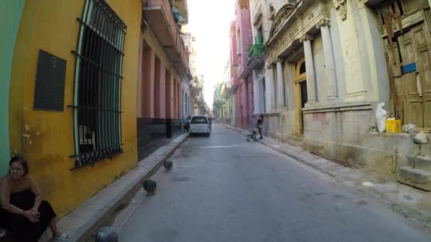 Wandelen in een typisch straat in Havana — Stockvideo