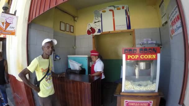 古巴人购买食物 — 图库视频影像