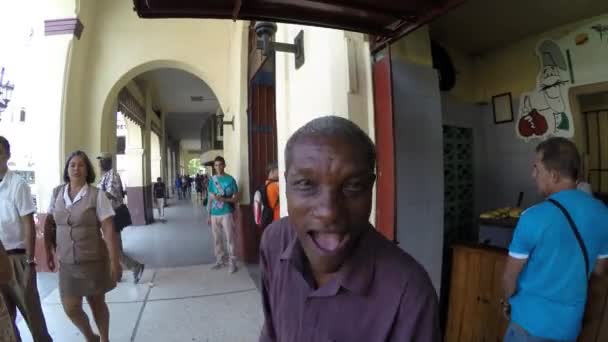 Cubanos comprando comida — Vídeos de Stock