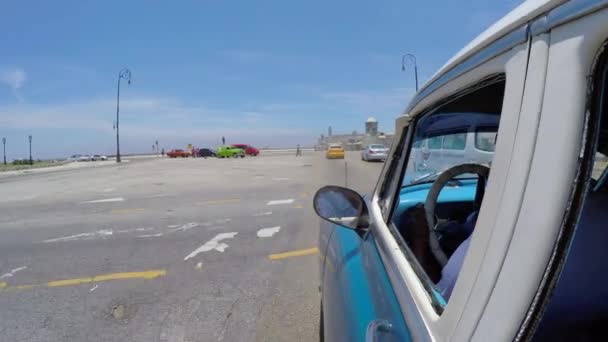 Vedado でヴィンテージ車を運転 — ストック動画