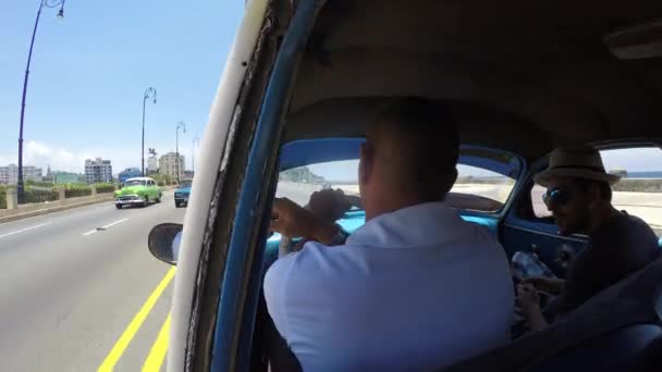 Conducción de coches antiguos en Vedado — Vídeos de Stock