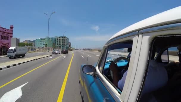 베다도에 빈티지 자동차를 운전 — 비디오
