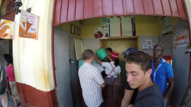 Cubans buying a food — Stock Video