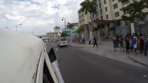 Conducción en La Habana Vieja, Cuba — Vídeo de stock