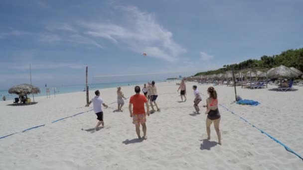 Persone che giocano a pallavolo sulla spiaggia costiera — Video Stock