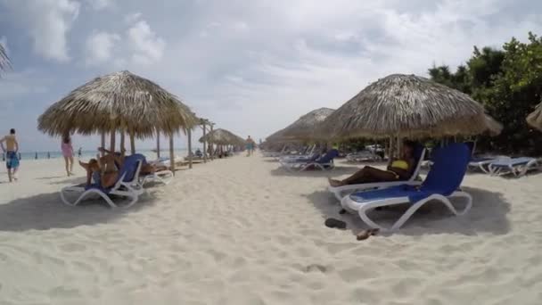 Mensen ontspannen in een strand — Stockvideo