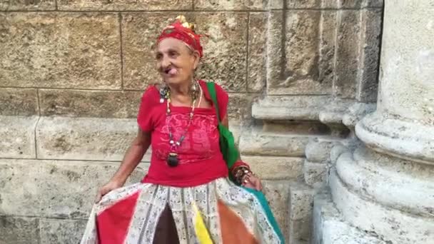 Vieille femme cubaine danse — Video