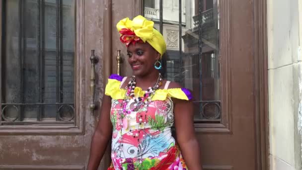 Привлекательная молодая женщина в Гаване — стоковое видео