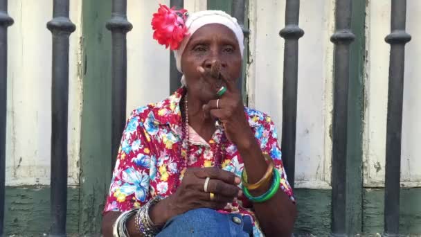 Cuban woman smoking cigar — Stock Video