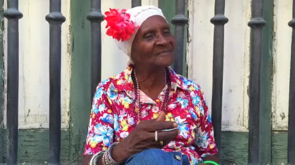 Donna cubana fumare sigaro — Video Stock
