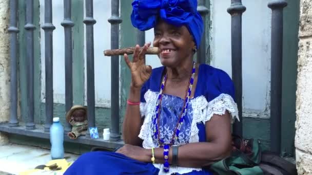 Dama negra bailando con cigarro — Vídeo de stock