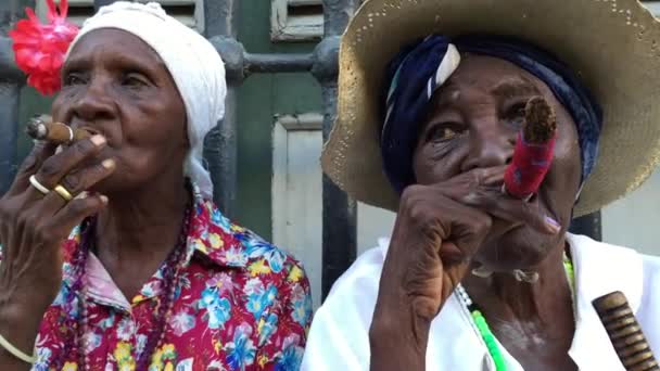 Cubanos fumam charutos — Vídeo de Stock