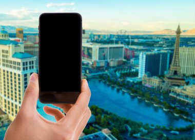 El ile siyah ekran telefon tutarak