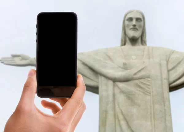 黒い画面で携帯電話を持つ手 — ストック写真