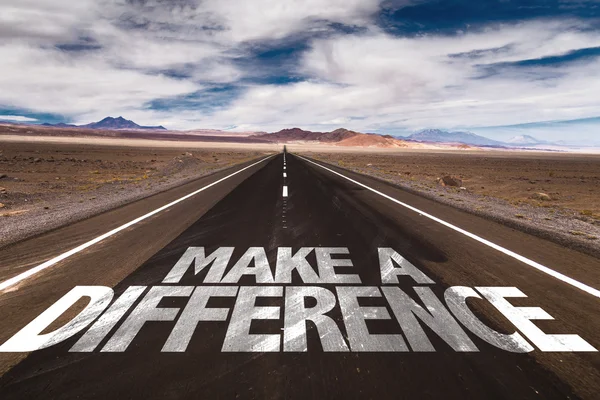 Hacer una diferencia escrita en la carretera — Foto de Stock