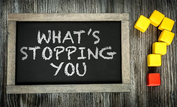 O que te impede? em chalkboard — Fotografia de Stock
